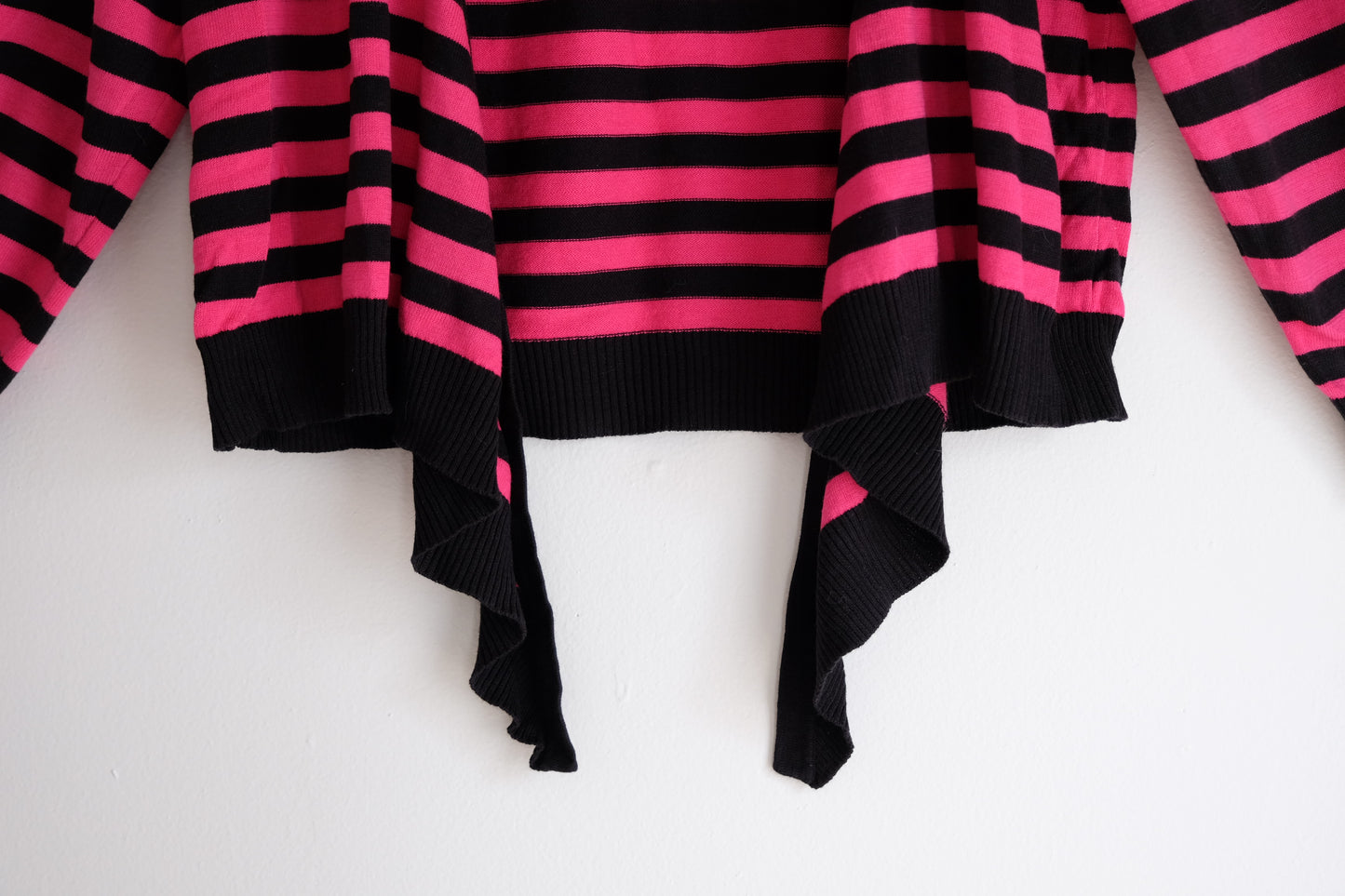 [frizzy finds] pink + black cropped sweater